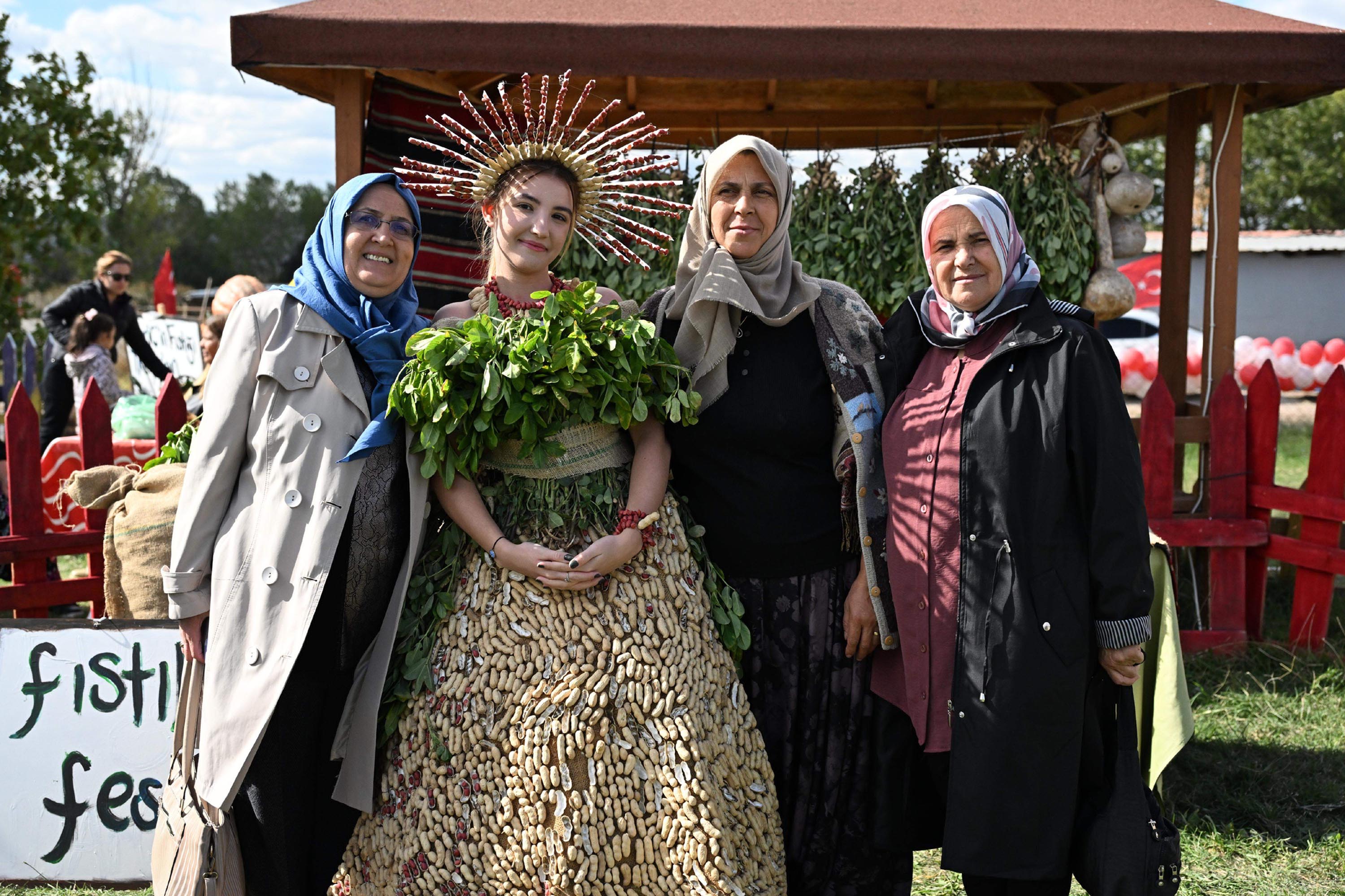 Alibeyköy Muhtarı Erkan Demirel fıstık hasadı şenliğinde