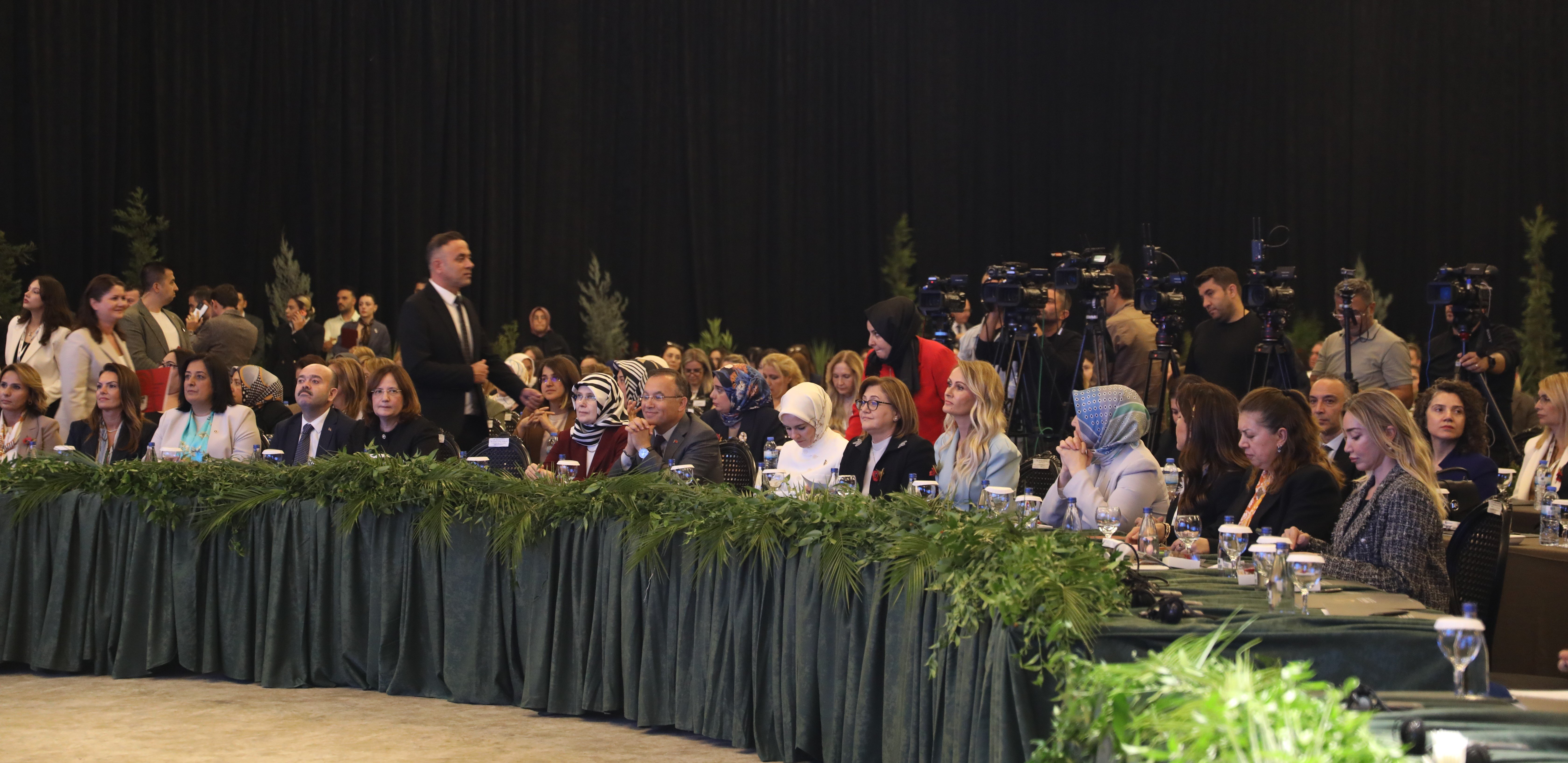 Bakan Mahinur Özdemir Göktaş foruma hitap ediyor