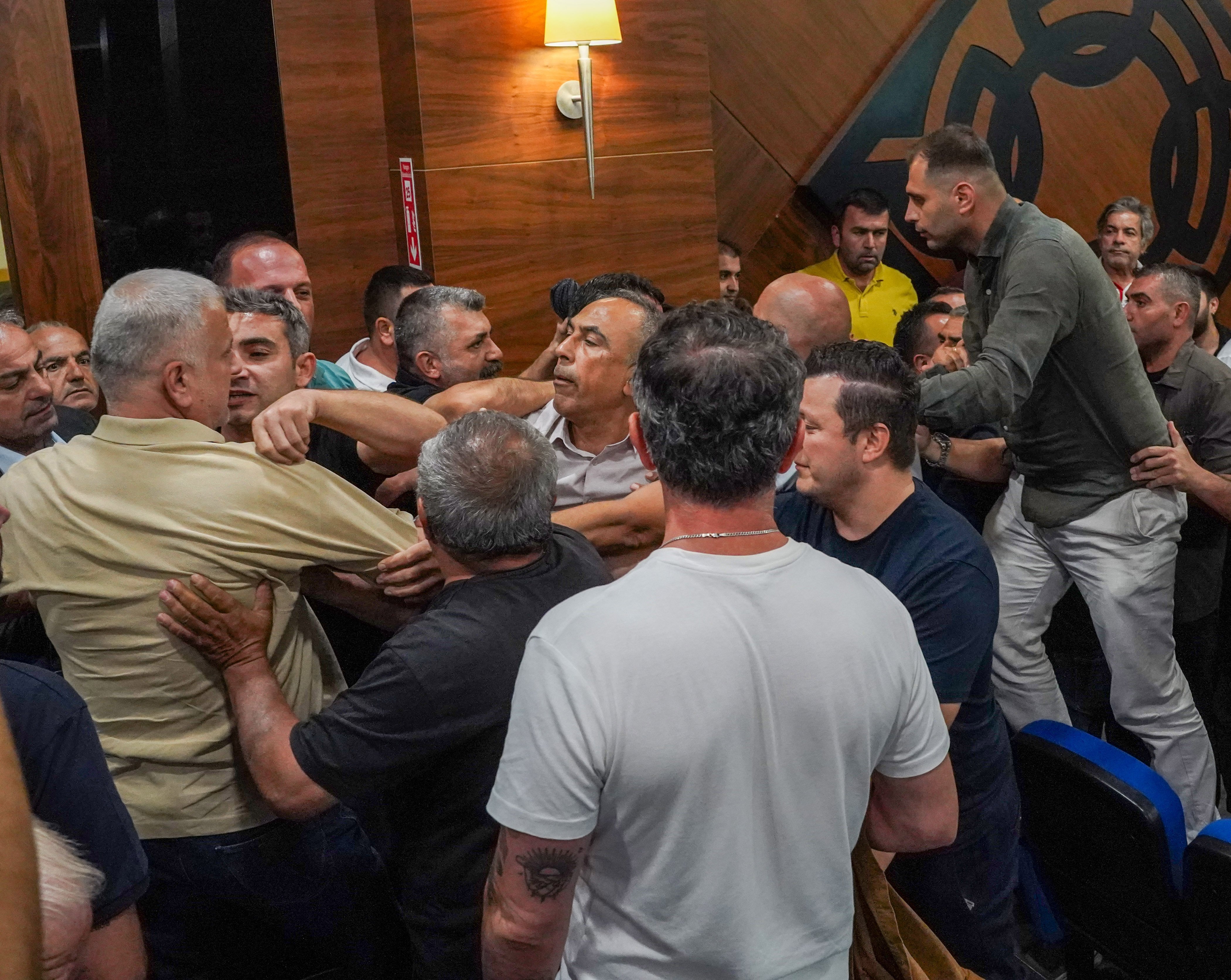 Meclis toplantısında arbede